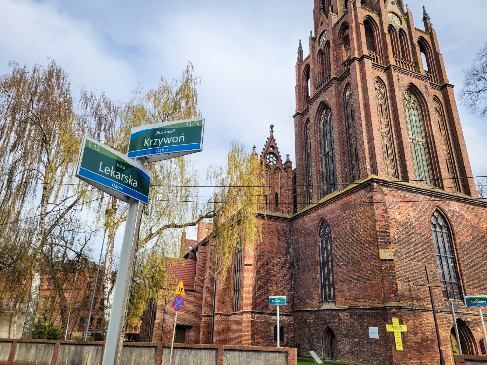 Skrzyżowanie z nazwami ulic: Krzywoń i Lekarska, w tle kościół